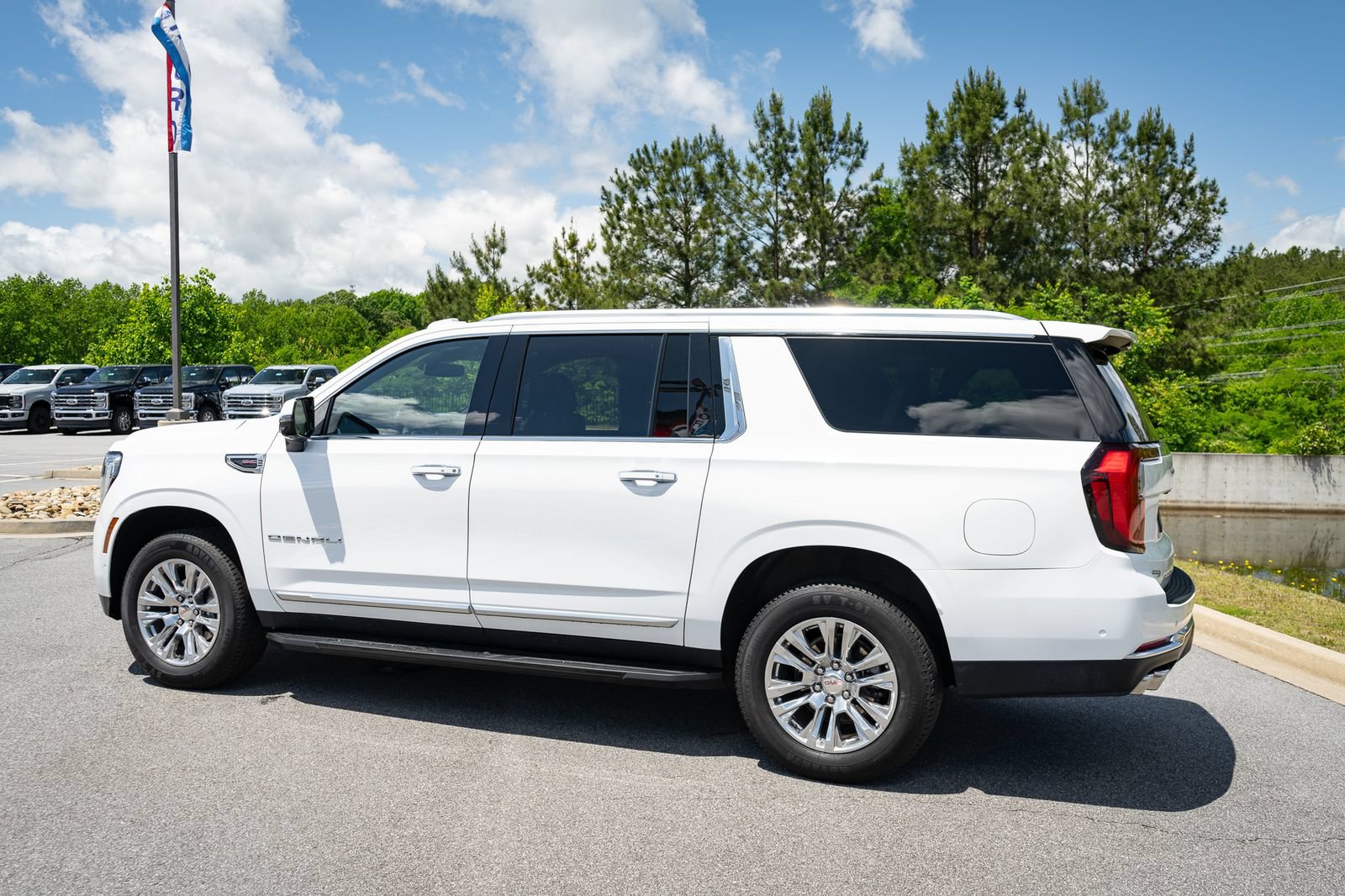 Used 2025 GMC Yukon XL Denali AWD/4WD image 7