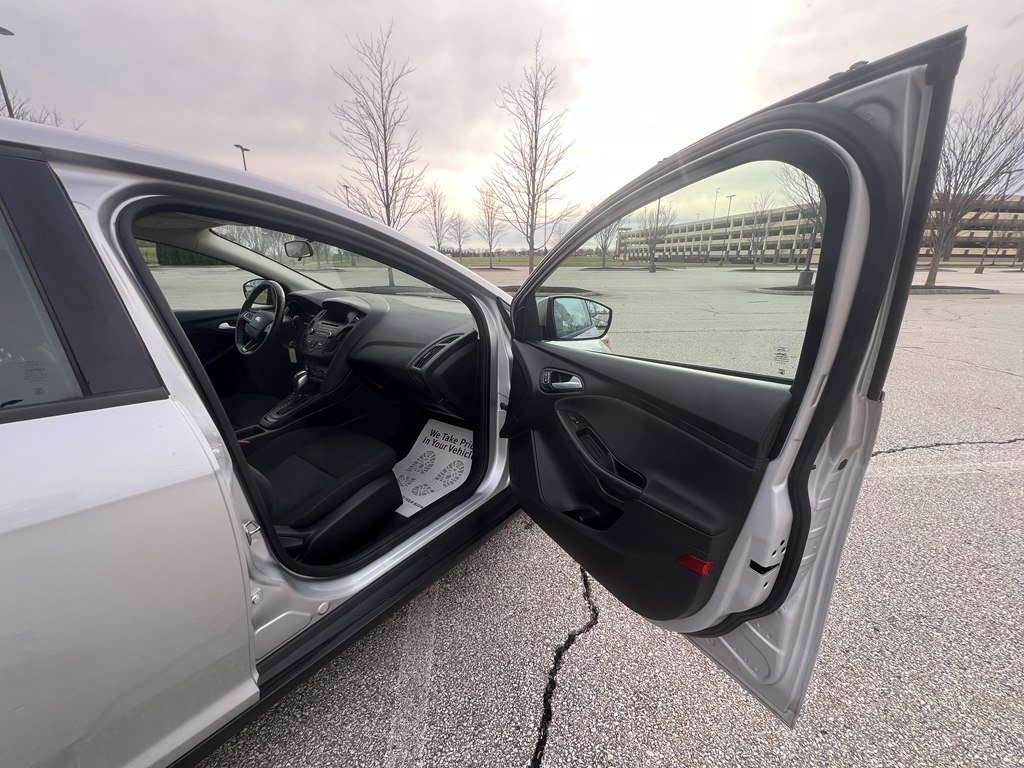 Used 2015 Ford Focus SE w/ SE Cold Weather Package FWD image 10