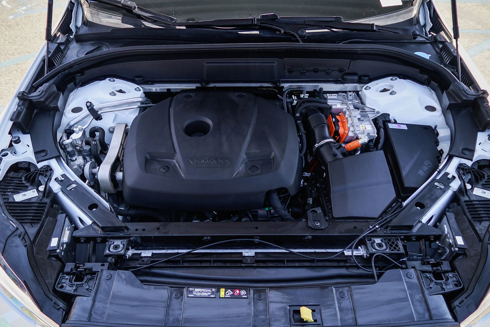 Used 2023 Volvo XC60 T8 Plus w/ Protection Package Premier image 31