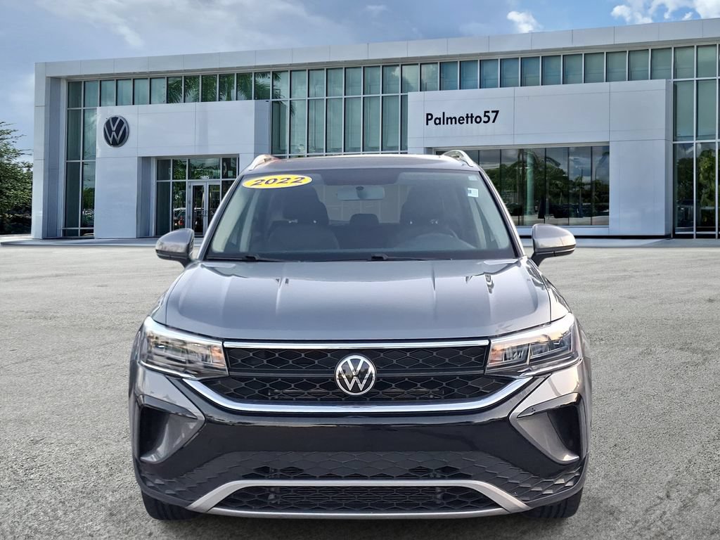 Used 2022 Volkswagen Taos SE w/ Panoramic Sunroof Package FWD image 2