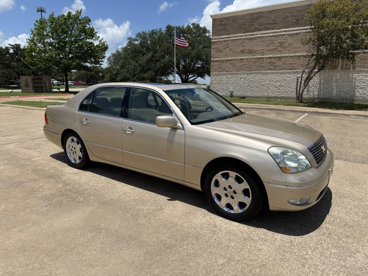 Used 2001 Lexus LS 430 RWD image 2