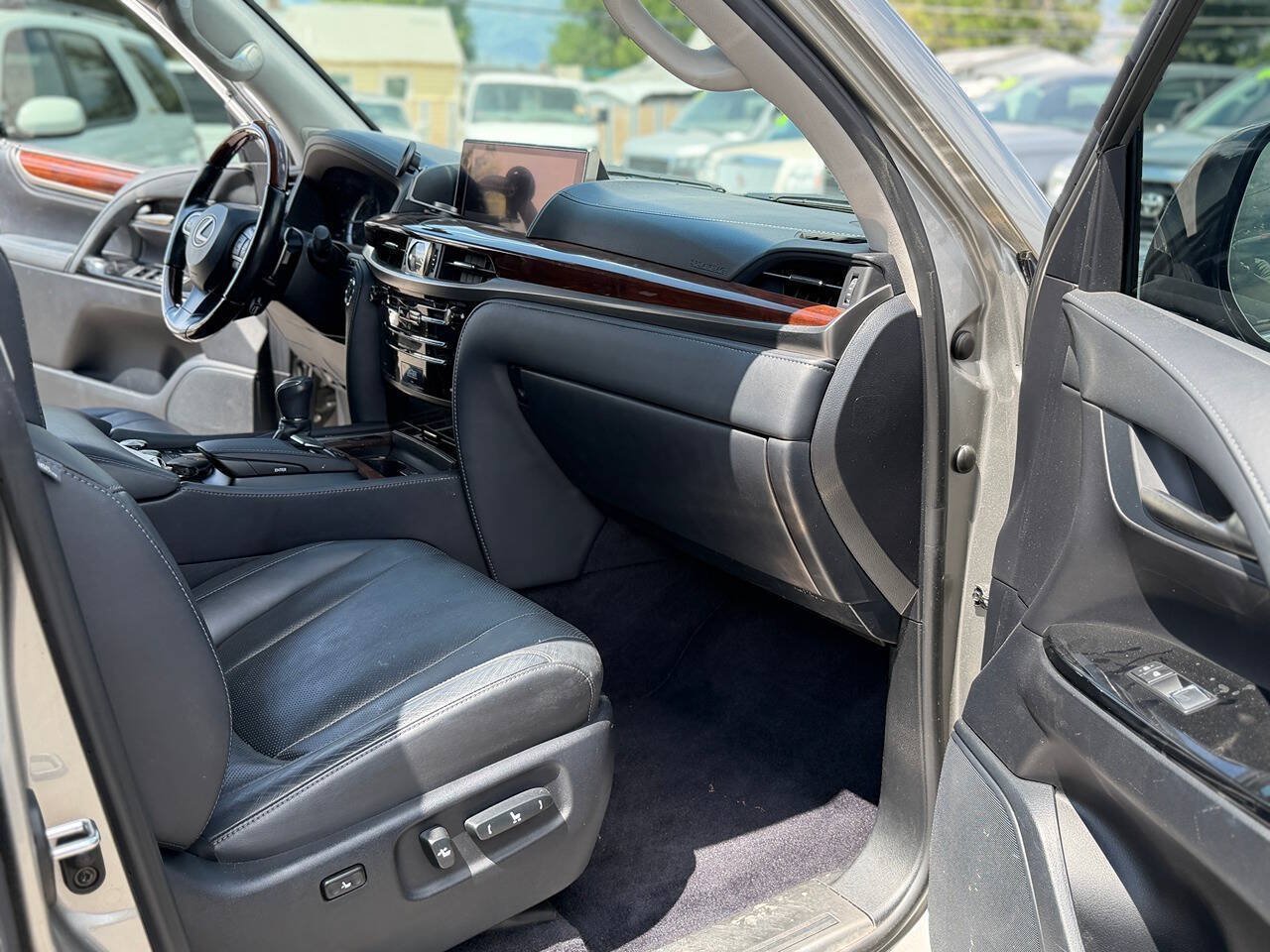 Used 2017 Lexus LX 570 4WD w/ Luxury Package image 50