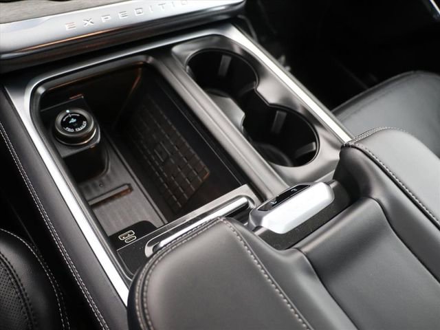 Used 2025 Ford Expedition Platinum image 23