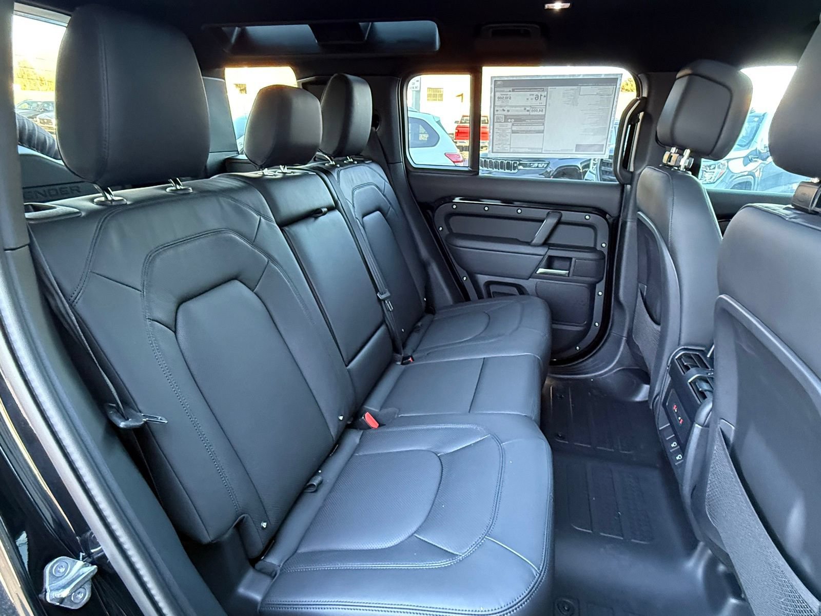 New 2025 Land Rover Defender 110 X-Dynamic SE AWD/4WD image 17