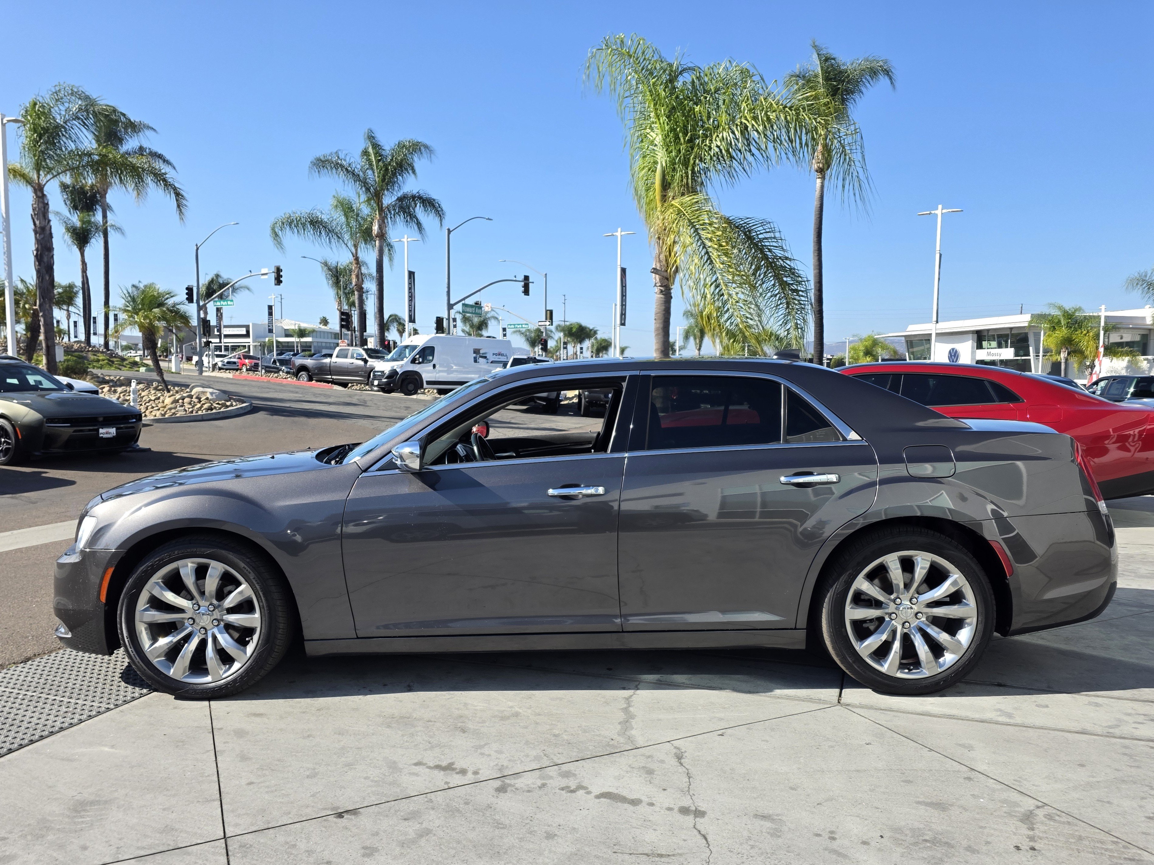 Used 2019 Chrysler 300 Limited RWD image 2