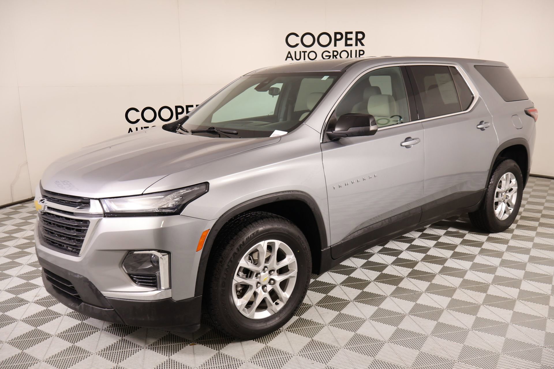 Used 2023 Chevrolet Traverse LS image 9