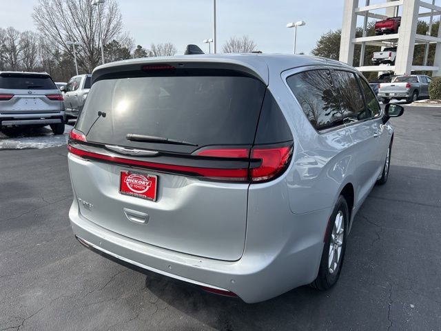 Used 2024 Chrysler Pacifica Touring-L image 5