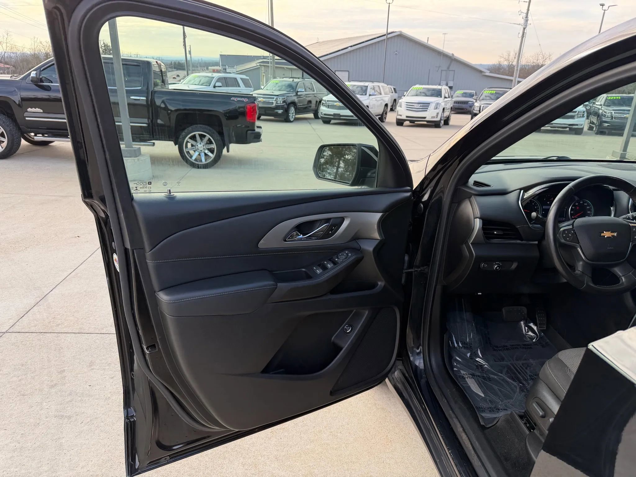 Used 2022 Chevrolet Traverse LT image 13