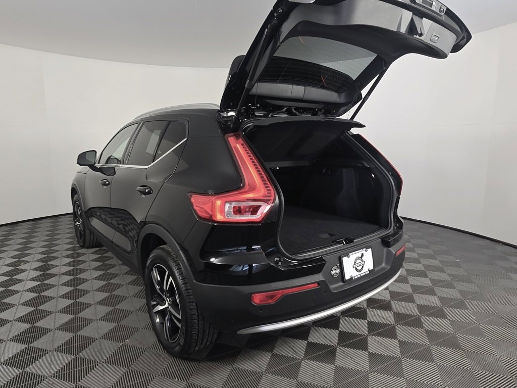 Certified 2025 Volvo XC40 B5 Core image 11