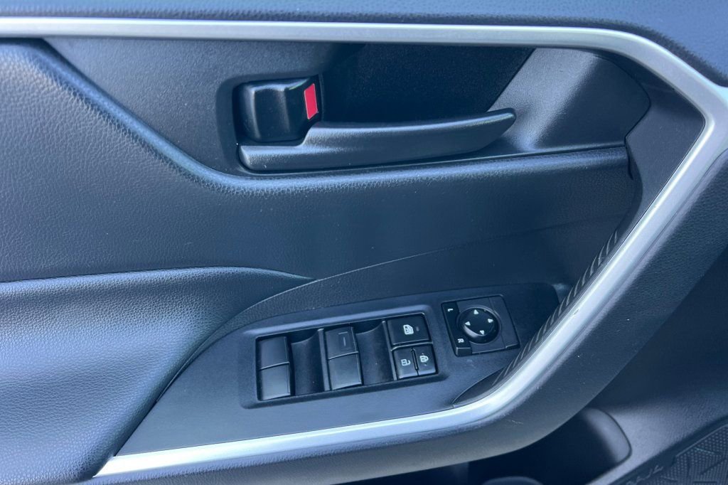 Used 2020 Toyota RAV4 LE w/ Carpet Mat Package AWD/4WD image 8