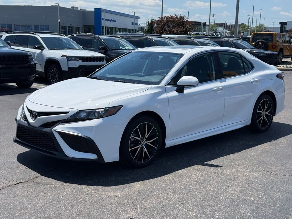 Used 2024 Toyota Camry SE w/ Cold Weather Package FWD image 8