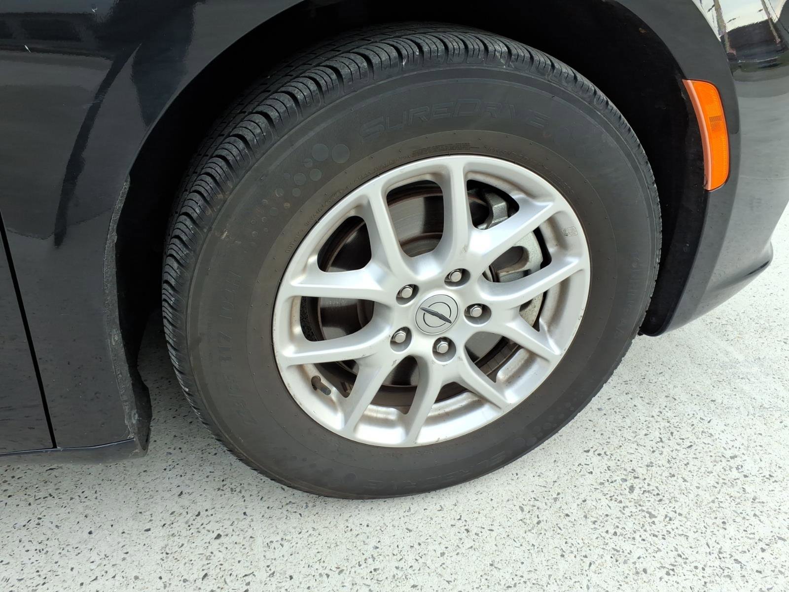 Used 2023 Chrysler Pacifica Touring-L image 6