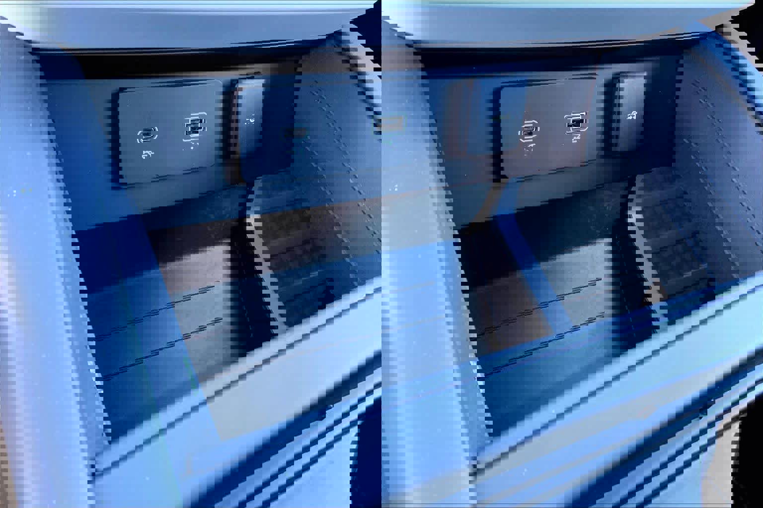 Used 2024 Land Rover Defender 110 SE image 32