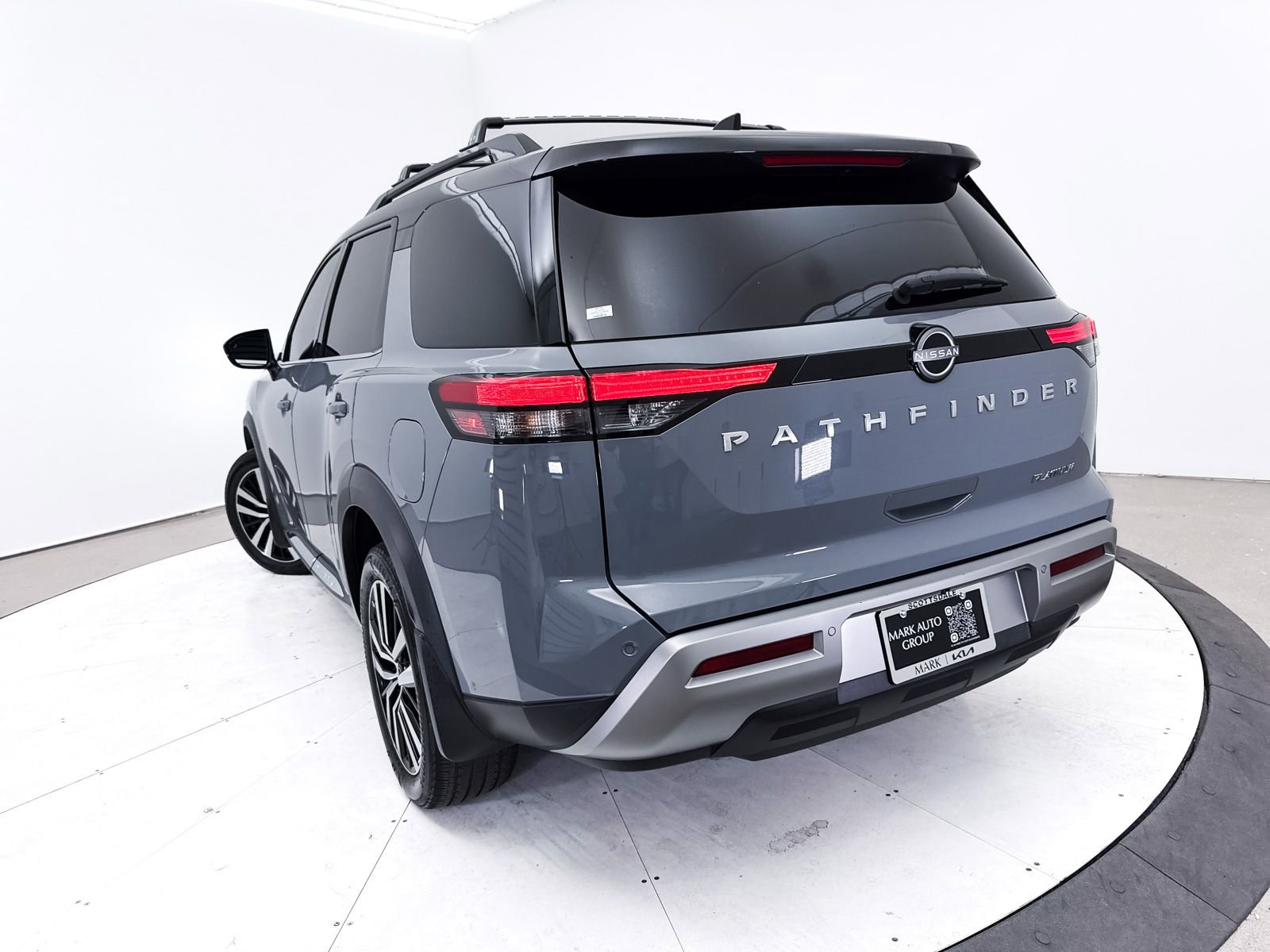 Used 2024 Nissan Pathfinder Platinum image 8