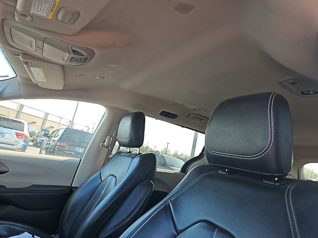 Used 2022 Chrysler Pacifica Touring-L image 17