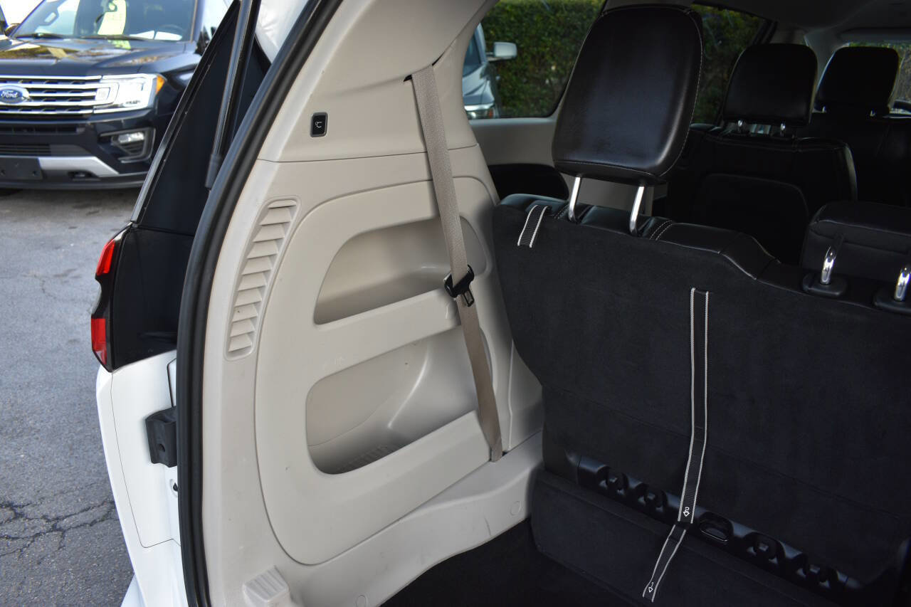 Used 2023 Chrysler Pacifica Touring-L image 12