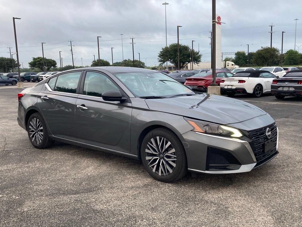 Used 2025 Nissan Altima 2.5 SV FWD image 2