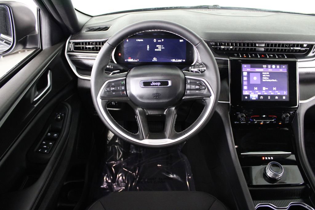 Used 2025 Jeep Grand Cherokee Laredo image 6