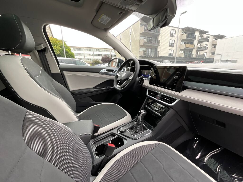 New 2025 Volkswagen Taos SE image 17