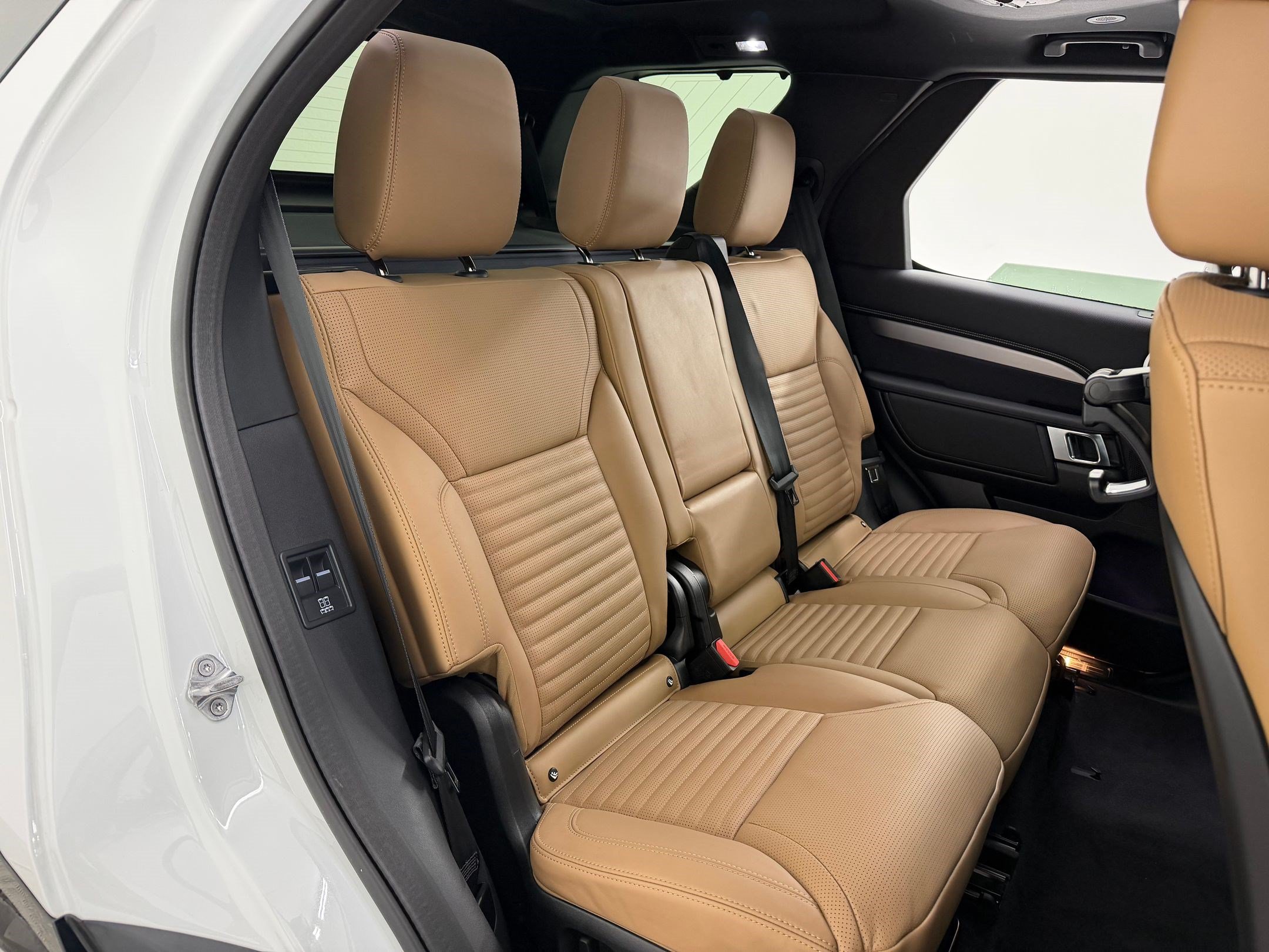 New 2026 Land Rover Discovery Limited Edition AWD/4WD image 32
