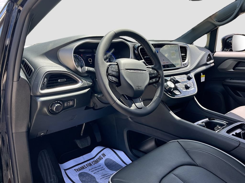 New 2027 Chrysler Pacifica Limited FWD image 9