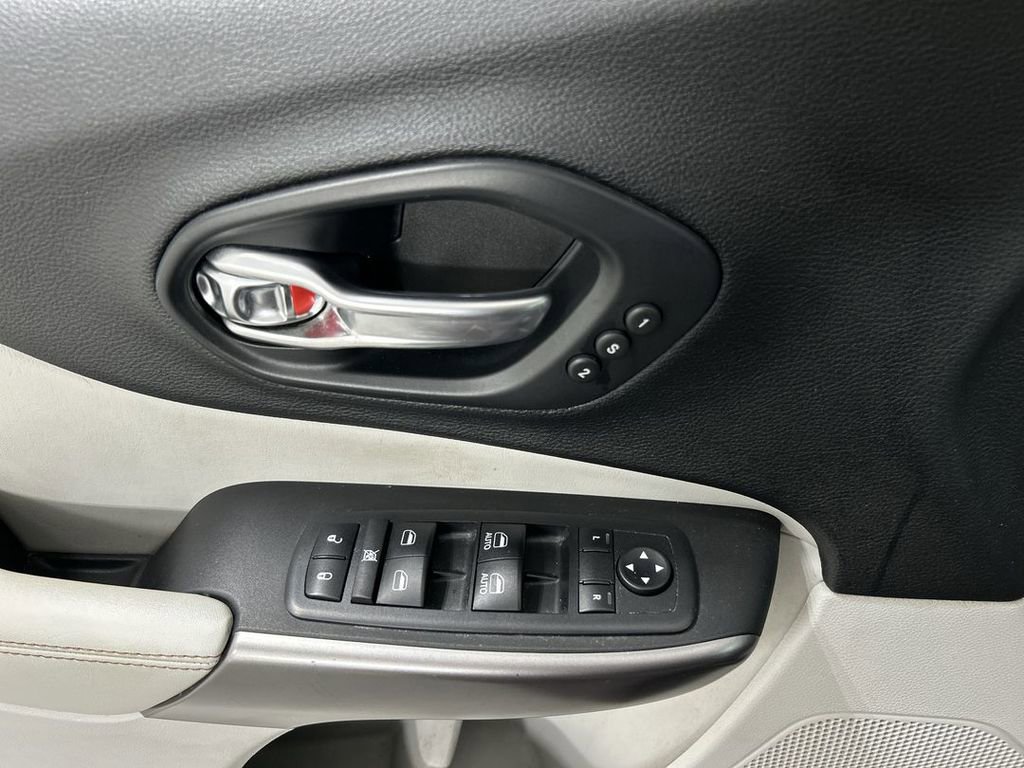 Used 2019 Jeep Cherokee Limited image 11