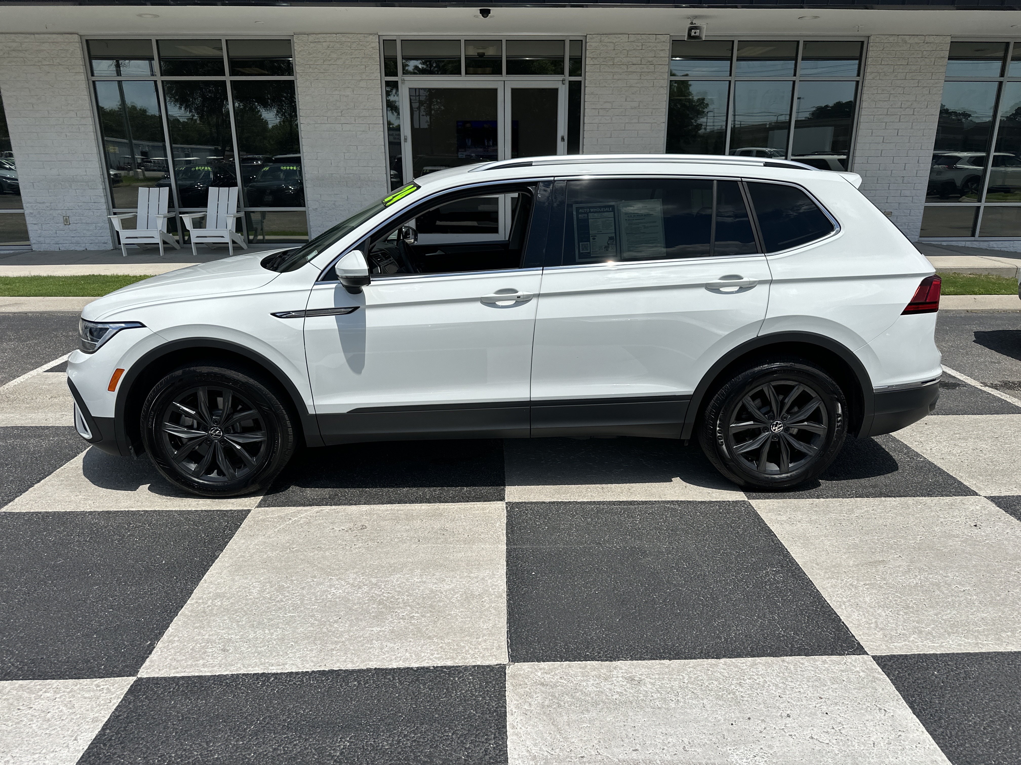 Used 2024 Volkswagen Tiguan SE FWD image 1