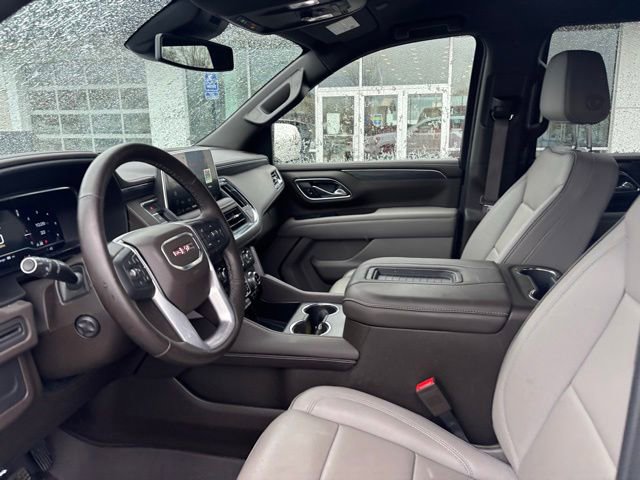 Used 2024 GMC Yukon SLT w/ SLT Luxury Package image 10