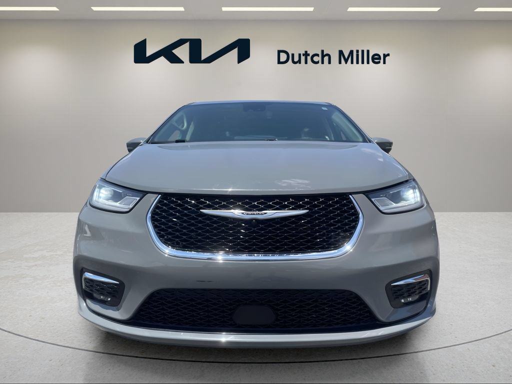 Used 2023 Chrysler Pacifica Touring-L FWD image 6