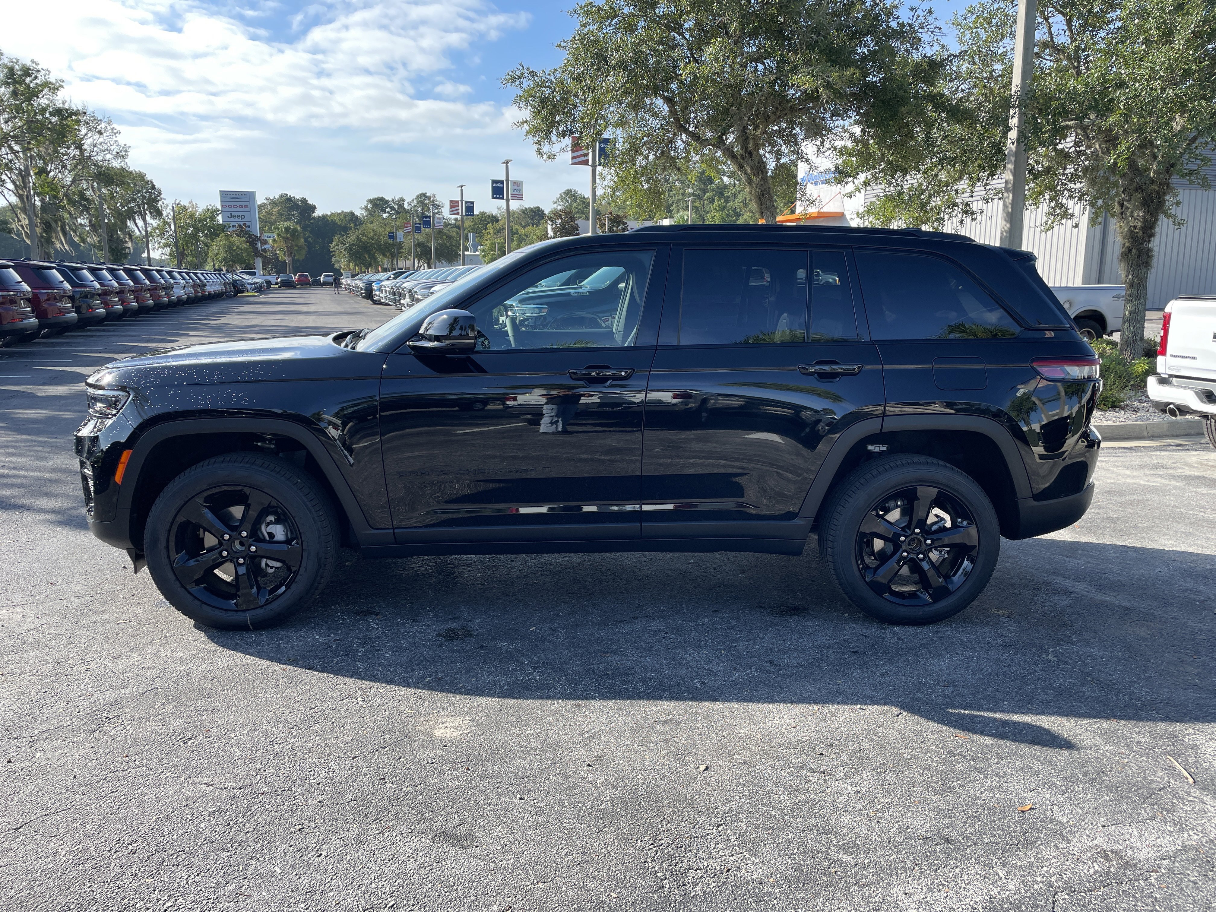 New 2025 Jeep Grand Cherokee Limited w/ Luxury Tech Group II image 4