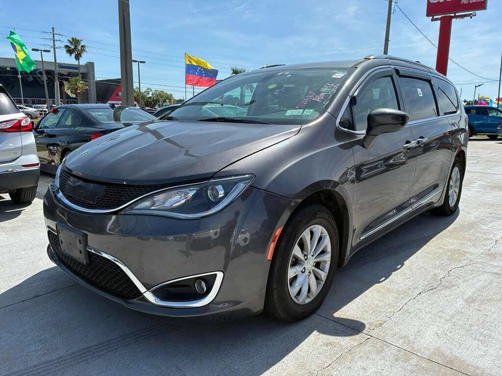 Used 2018 Chrysler Pacifica Touring-L FWD image 2