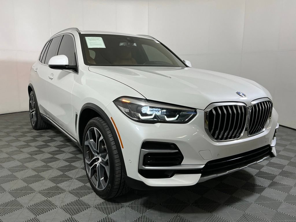 Certified 2022 BMW X5 xDrive40i w/ Parking Assistance Package AWD/4WD image 4