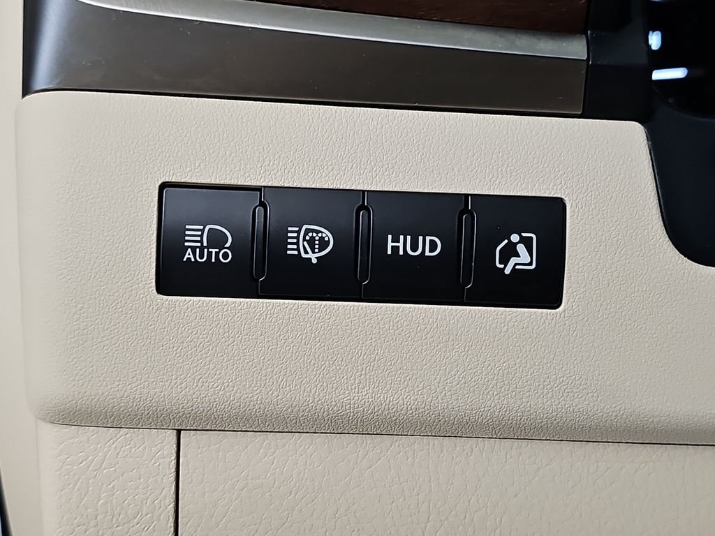 Used 2020 Lexus LX 570 4WD w/ Luxury Package image 29
