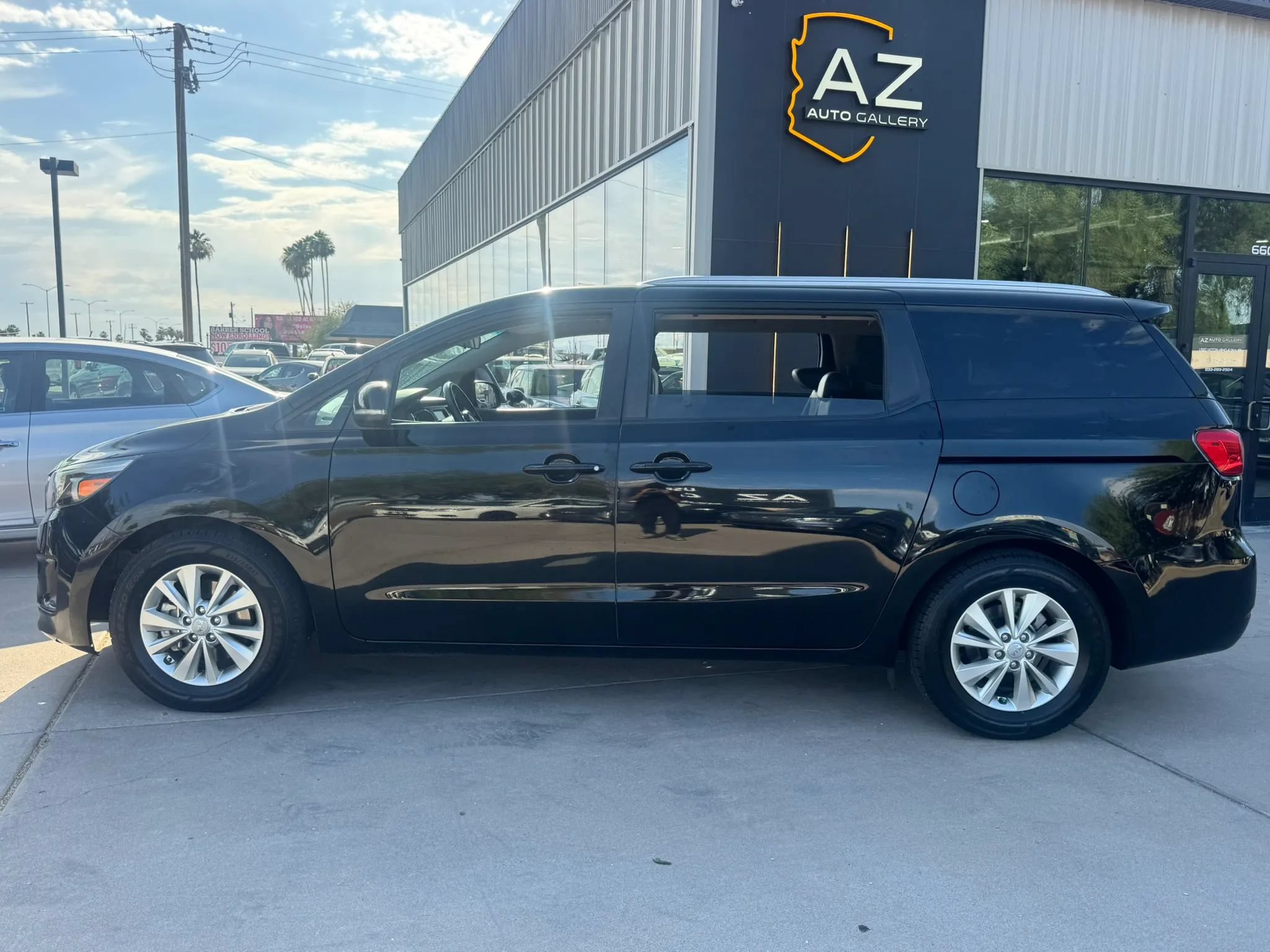 Used 2017 Kia Sedona LX w/ LX Essentials Premium Package FWD image 9