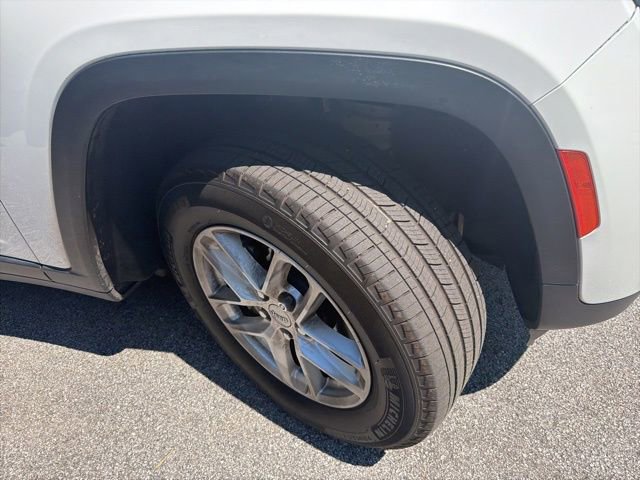 Used 2024 Jeep Grand Cherokee Laredo X image 13