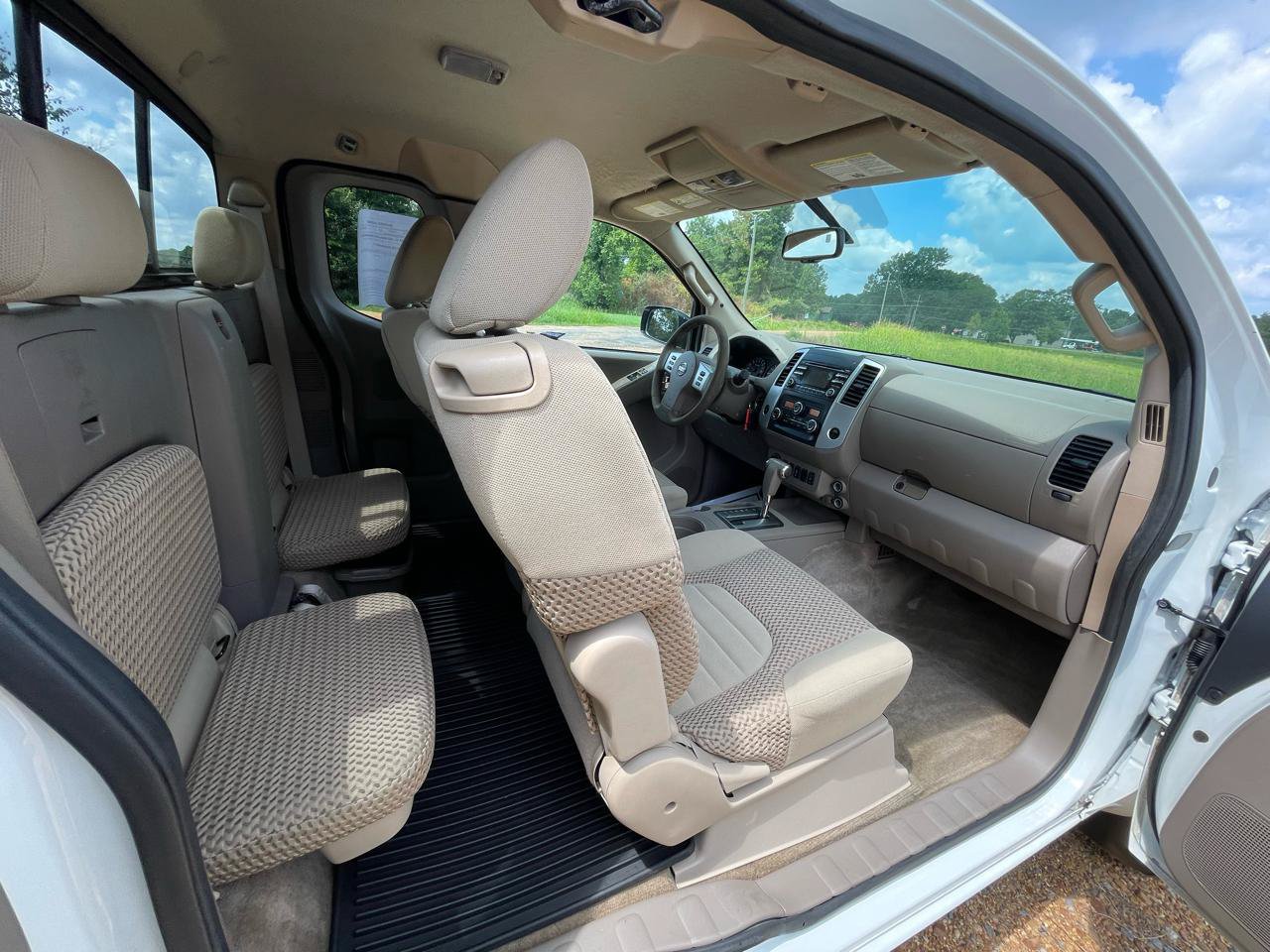 Used 2014 Nissan Frontier SV w/ SV Value Truck Package AWD/4WD image 11