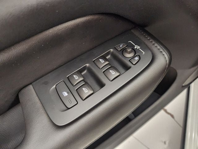 Certified 2025 Volvo XC60 B5 Core AWD/4WD image 22