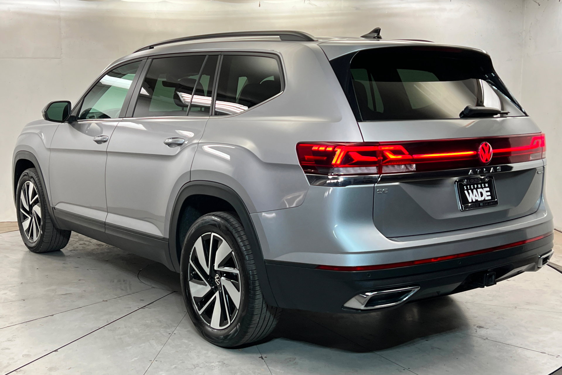 Used 2025 Volkswagen Atlas SE AWD/4WD image 3