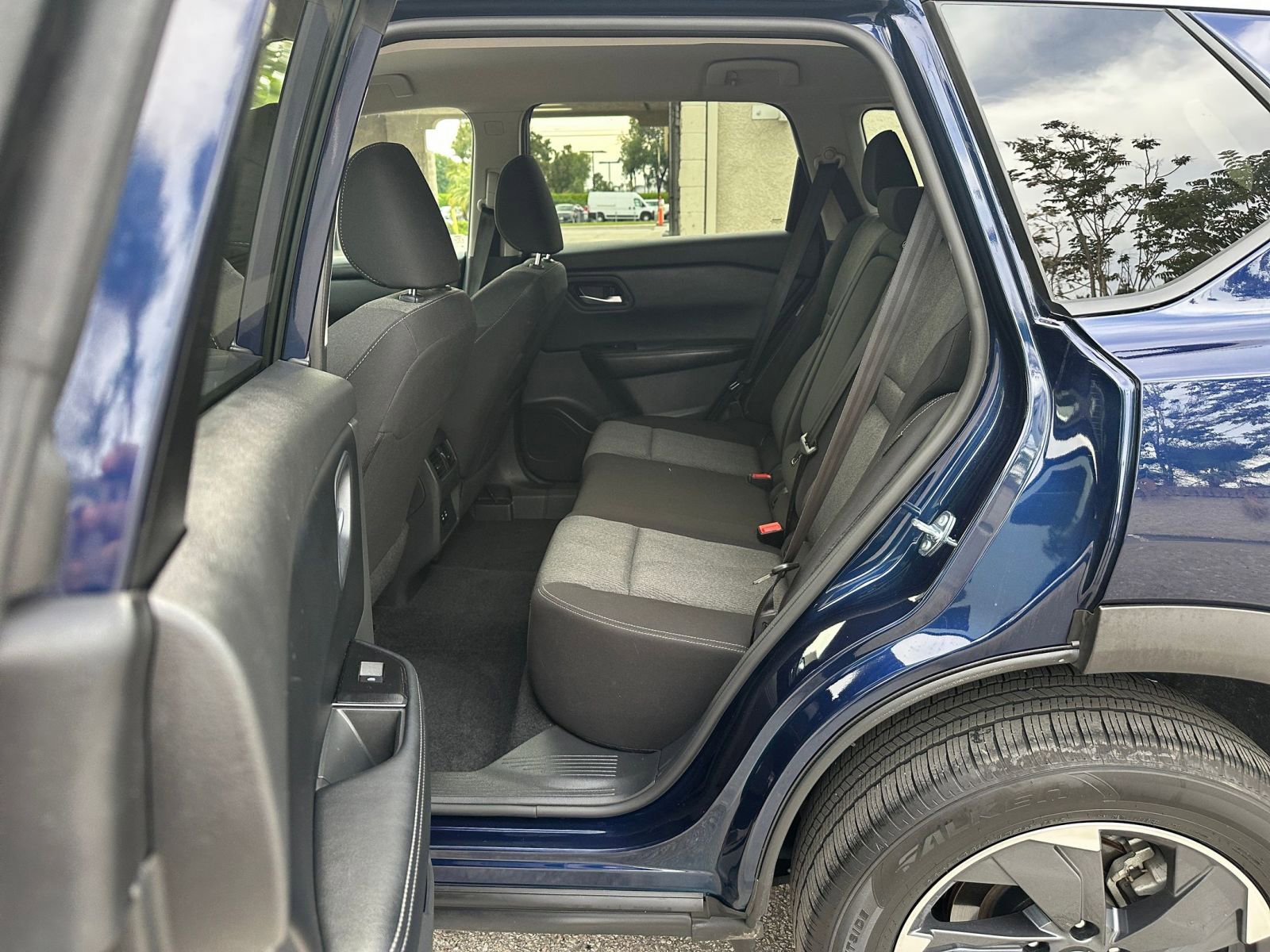 Used 2025 Nissan Rogue SV image 25