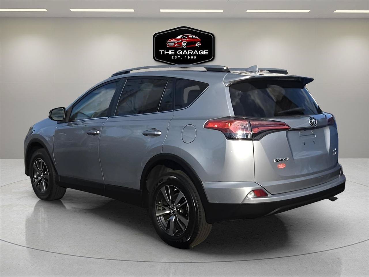 Used 2018 Toyota RAV4 XLE AWD/4WD image 4