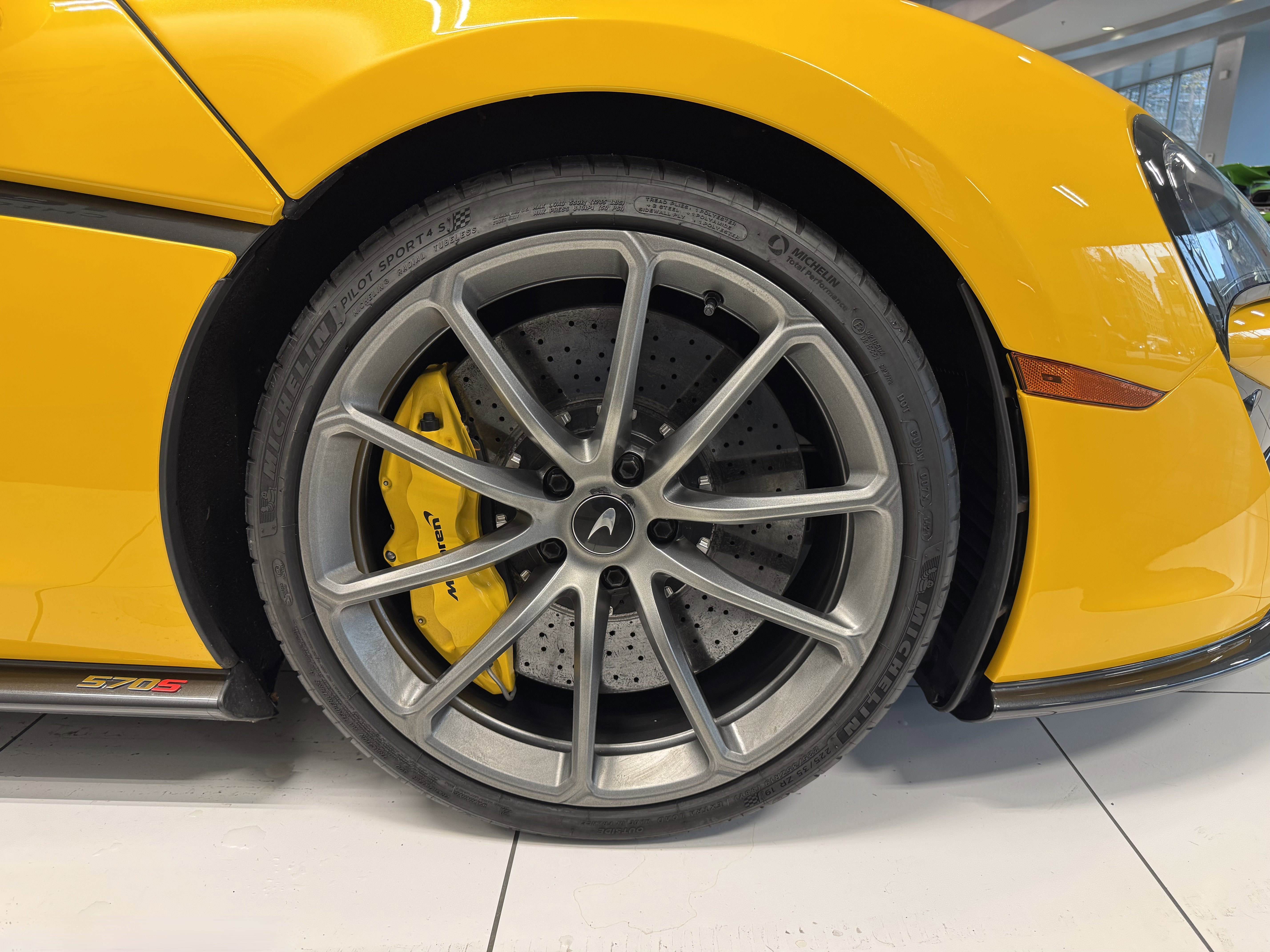 Used 2020 McLaren 570S Spider image 18