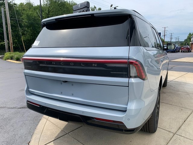 New 2027 Lincoln Navigator Reserve w/ Jet Appearance Package AWD/4WD image 7