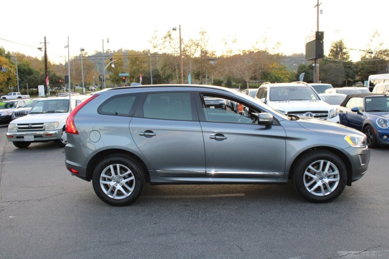 Used 2017 Volvo XC60 T5 w/ Tailgate Package image 6