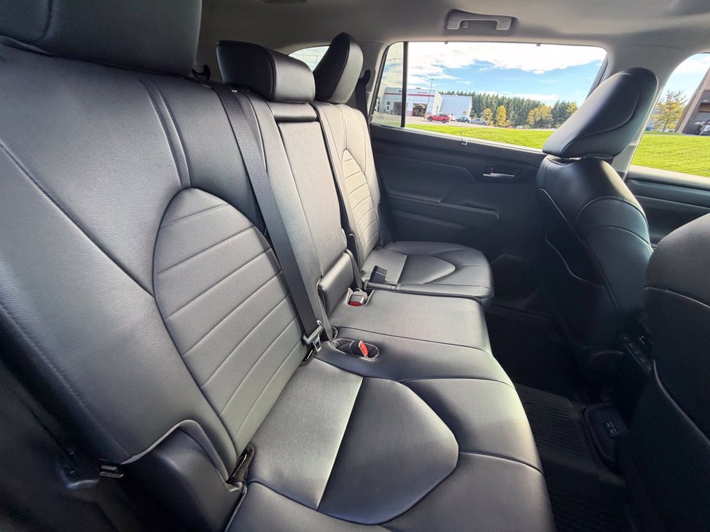 Used 2023 Toyota Highlander XLE AWD/4WD image 39