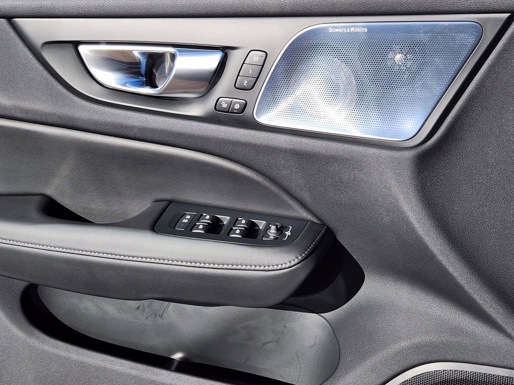 Used 2025 Volvo V60 B5 Cross Country Ultra image 12