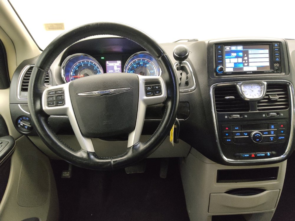 Used 2016 Chrysler Town & Country Touring image 22