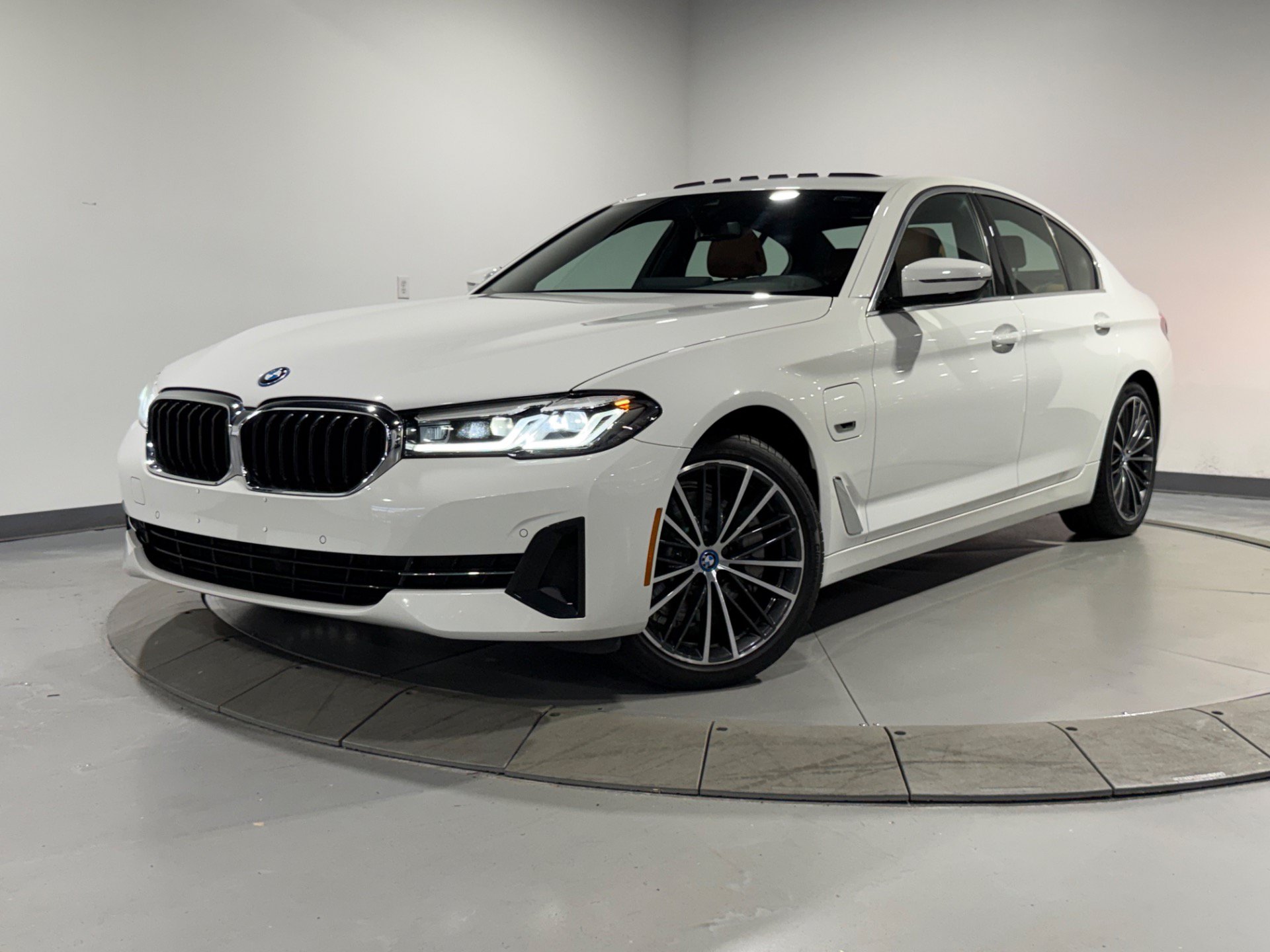 Used 2023 BMW 530e xDrive w/ Convenience Package AWD/4WD image 3