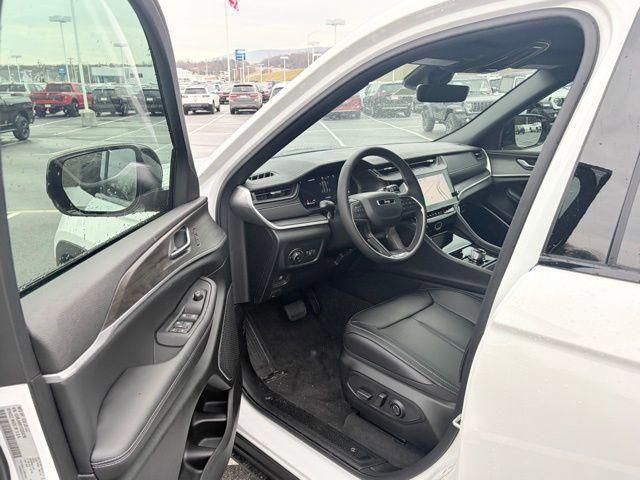 New 2026 Jeep Grand Cherokee Limited w/ Limited Altitude Package AWD/4WD image 15