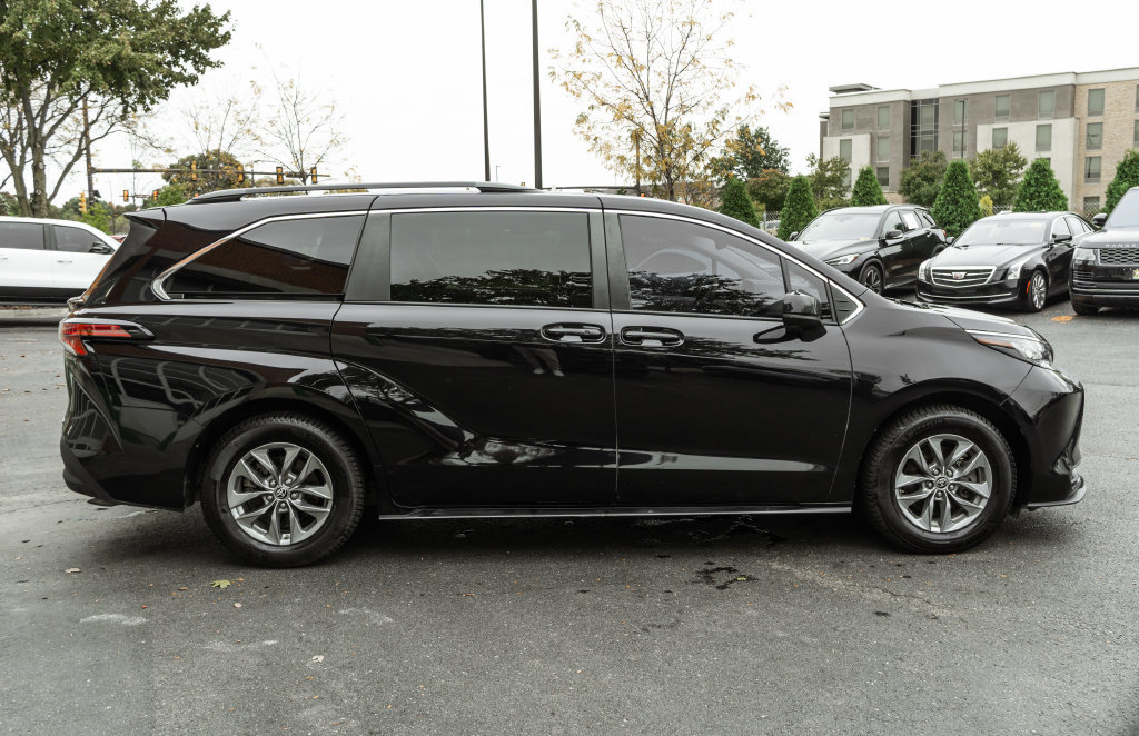 Used 2022 Toyota Sienna LE w/ LE Plus Package AWD/4WD image 3