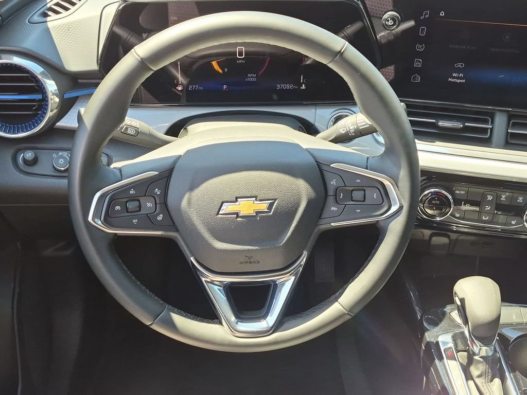 Used 2025 Chevrolet Trax LT w/ LT Convenience Package FWD image 23